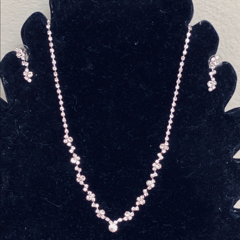 Gorgeous Silver & Rhinestone.Necklace & Earrings!!